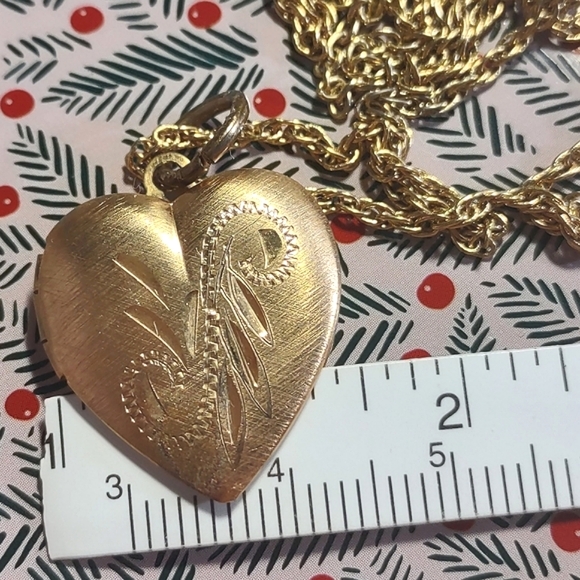 Gold Heart Locket Pendant - Picture 2 of 8